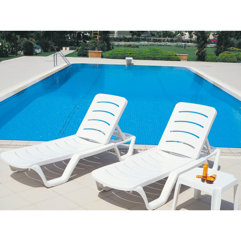 Ensemble de 4 chaises longues blanches des Bahamas