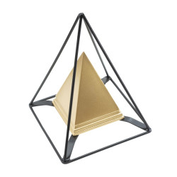 Pyramide en or avec fer, dimensions 15 x 15 x 21 cm