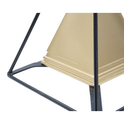 Pyramide en or avec fer, dimensions 15 x 15 x 21 cm