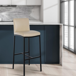 Conjunto de 2 banquetas de bar Freeport, em couro sintético, modelo B, cor creme.