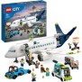 LEGO City 60367 L'Avion de Ligne, Jouet avec Bus de l'Aéroport, Remorqueur, Camion a Bagages et 9 Minifigurines