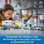 LEGO City 60367 L'Avion de Ligne, Jouet avec Bus de l'Aéroport, Remorqueur, Camion a Bagages et 9 Minifigurines