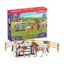 Entraînement au concours du Horse Club, coffret schleich avec 17 éléments inclus dont 3 chevaux schleich, coffret figurines pour