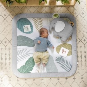 INGENUITY Tapis d'éveil tout confort Petit Eléphant, 12 cartes étapes mensuelles et tableau personnalisable, Coussin de support 