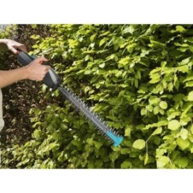 Taille-haies a batterie GARDENA - EasyCut Li-14/40 - 14,4V - 40 cm - Poignée ErgoLine (Avec batterie Li-ion 2,0 Ah + chargeur)