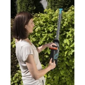 Taille-haies a batterie GARDENA - EasyCut Li-14/40 - 14,4V - 40 cm - Poignée ErgoLine (Avec batterie Li-ion 2,0 Ah + chargeur)