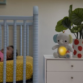 BRIGHT STARTS Jouet peluche éléphant Hug-a-Bye Baby, sons et lumieres