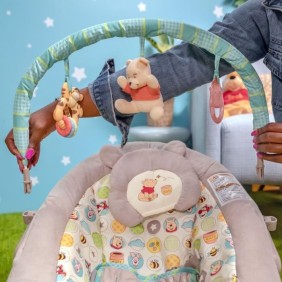 DISNEY BABY Transat Winnie l'Ourson, Cale tete ergonomique amovible, Vibrations, 7 mélodies, Arche d'éveil avec 3 jouets